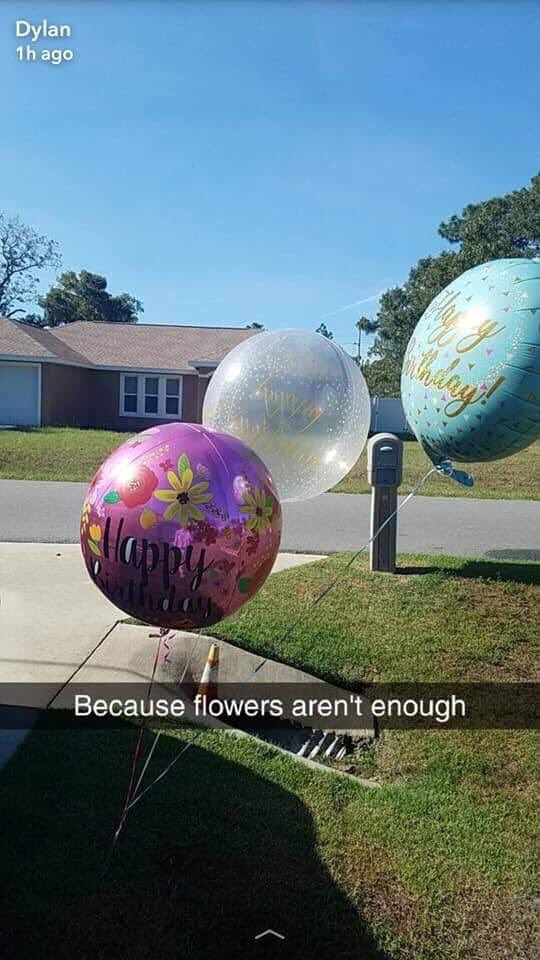 10 Potret pria beri kejutan untuk 'wanita spesial', endingnya haru