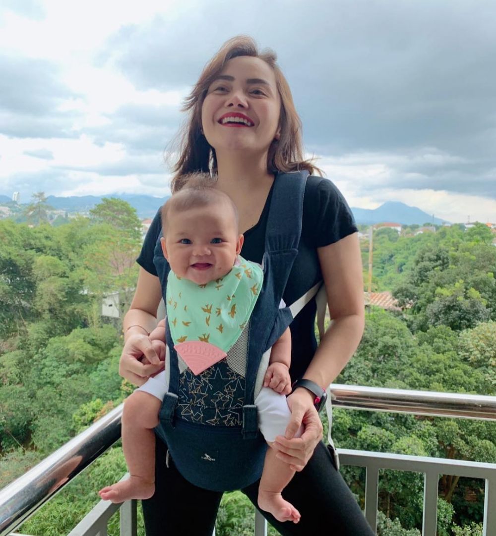 7 Potret terbaru Mawar AFI, sudah jadi hot mama