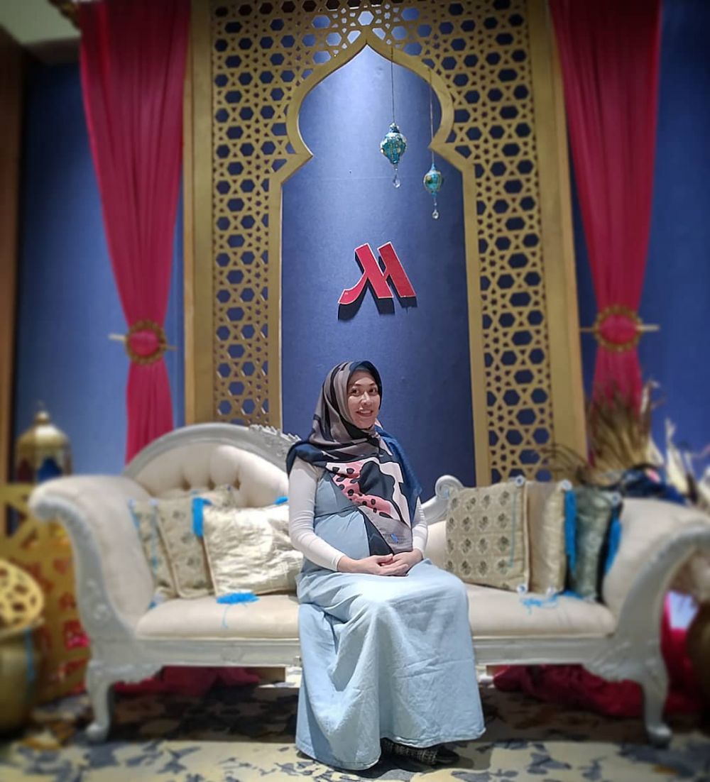 Kisah 7 seleb melahirkan tanpa ditemani suami, penuh perjuangan