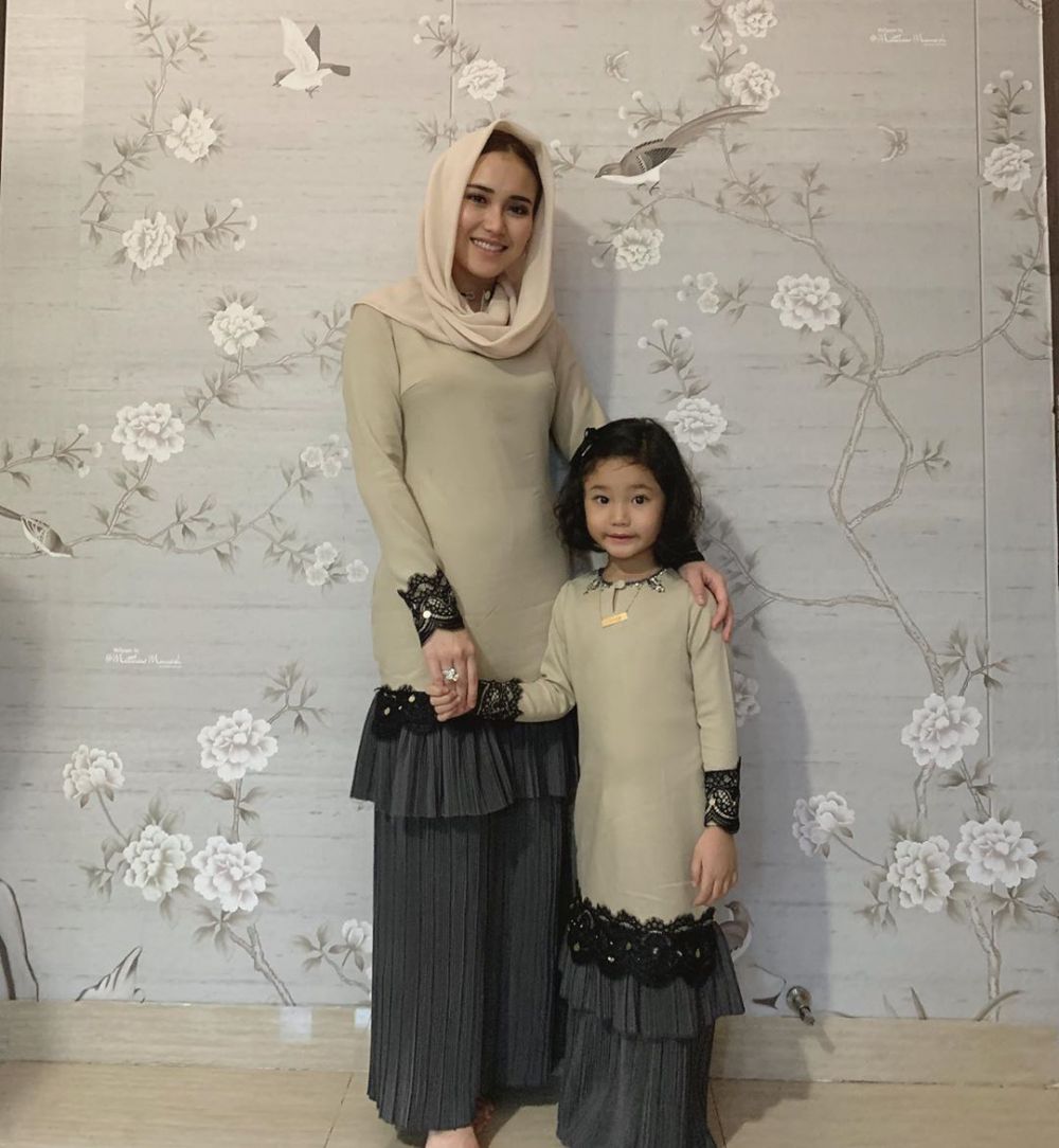 Kisah 7 seleb melahirkan tanpa ditemani suami, penuh perjuangan