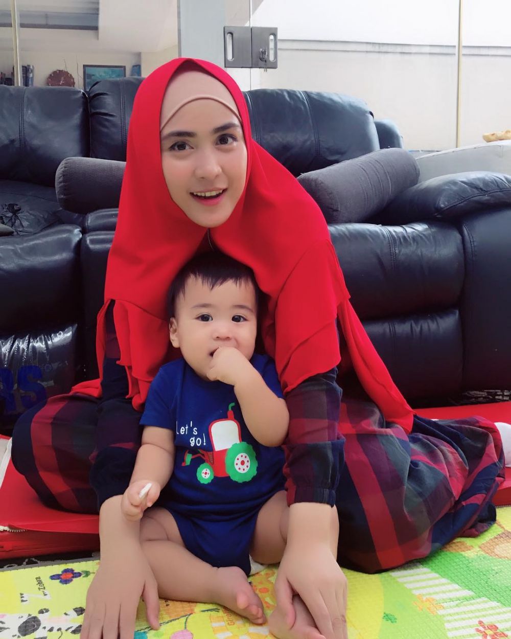 Kisah 7 seleb melahirkan tanpa ditemani suami, penuh perjuangan