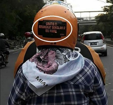 8 Tulisan di helm driver ojek online ini penuh makna, bikin haru
