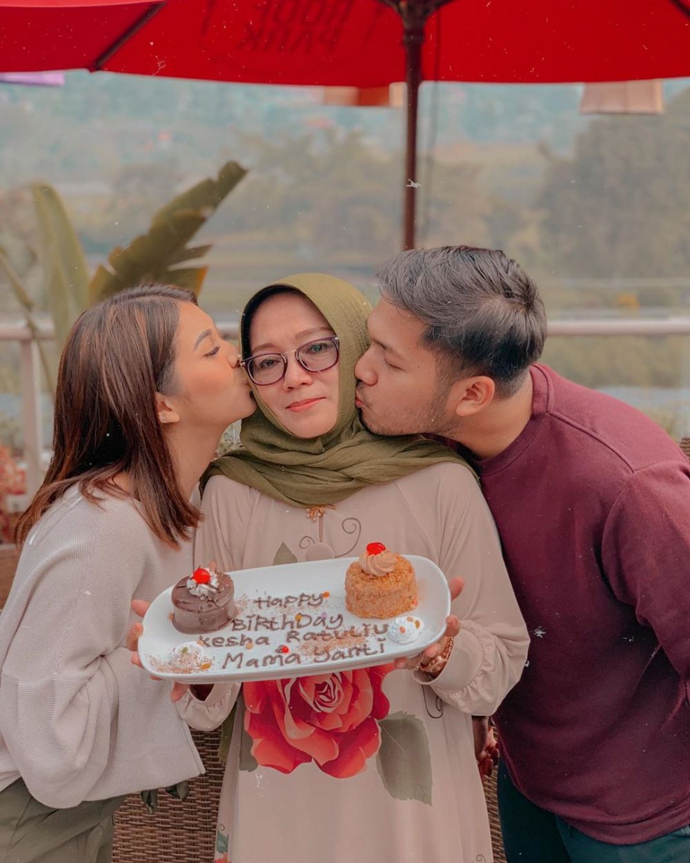 Makin serius, ini 11 potret mesra Kesha Ratuliu dan calon tunangannya