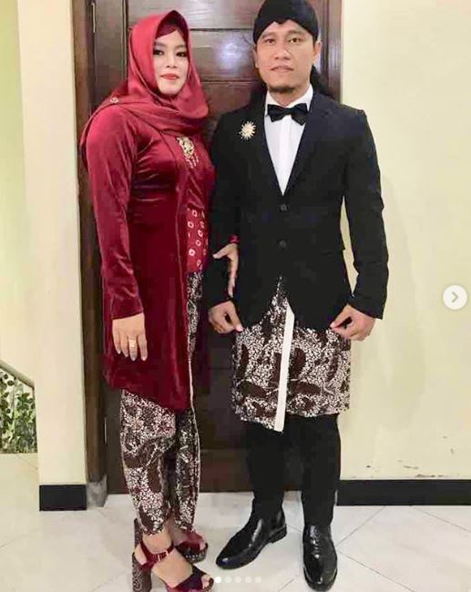 9 Potret kompak Gus Miftah & Ning Astuti, bikin adem
