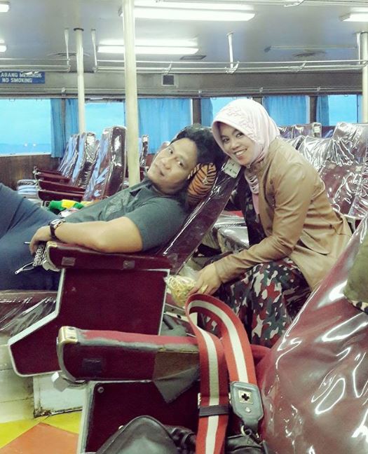 9 Potret kompak Gus Miftah & Ning Astuti, bikin adem