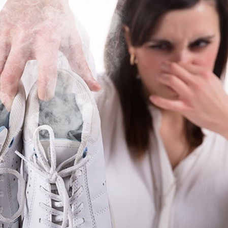 6 Cara mengatasi bau kaki di sepatu dengan benda sehari-hari