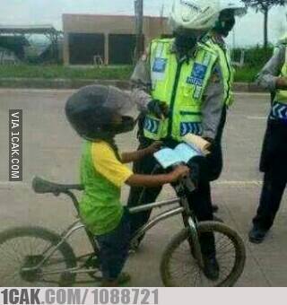 11 Momen lucu orang saat ditilang polisi ini bikin tepuk jidat