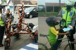 11 Momen lucu orang saat ditilang polisi ini bikin tepuk jidat