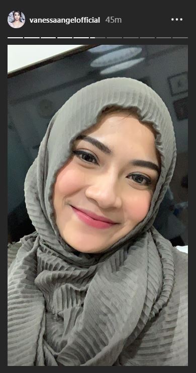 Kenakan hijab, Vanessa Angel gelar syukuran bareng anak yatim
