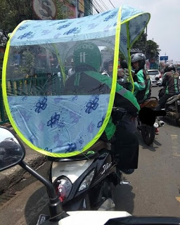 10 Cara unik driver ojek online bikin pelanggan betah, kocak