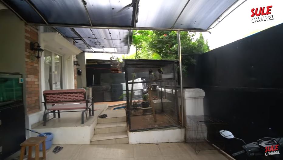 10 Foto penampakan rumah Lucky Hakim, ruang tamunya jadi sorotan