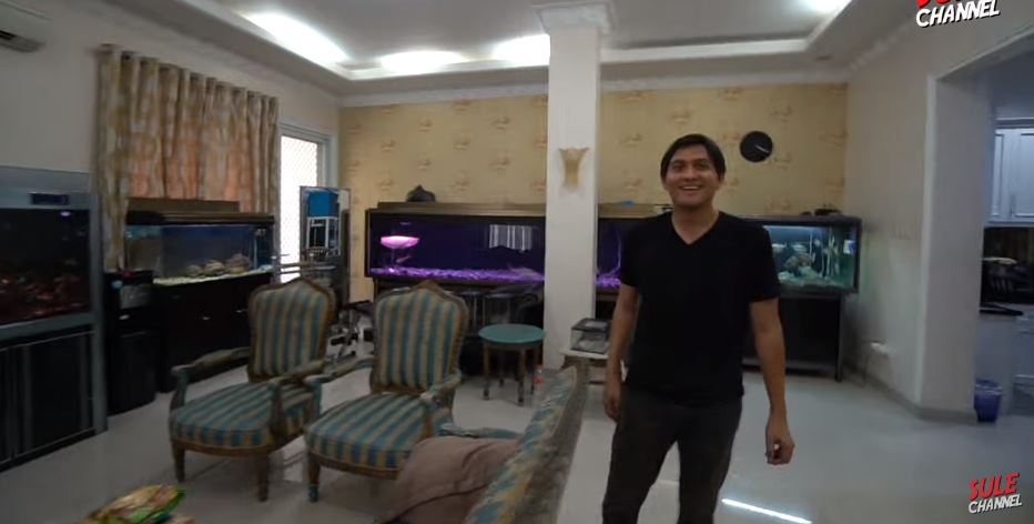 10 Foto penampakan rumah Lucky Hakim, ruang tamunya jadi sorotan