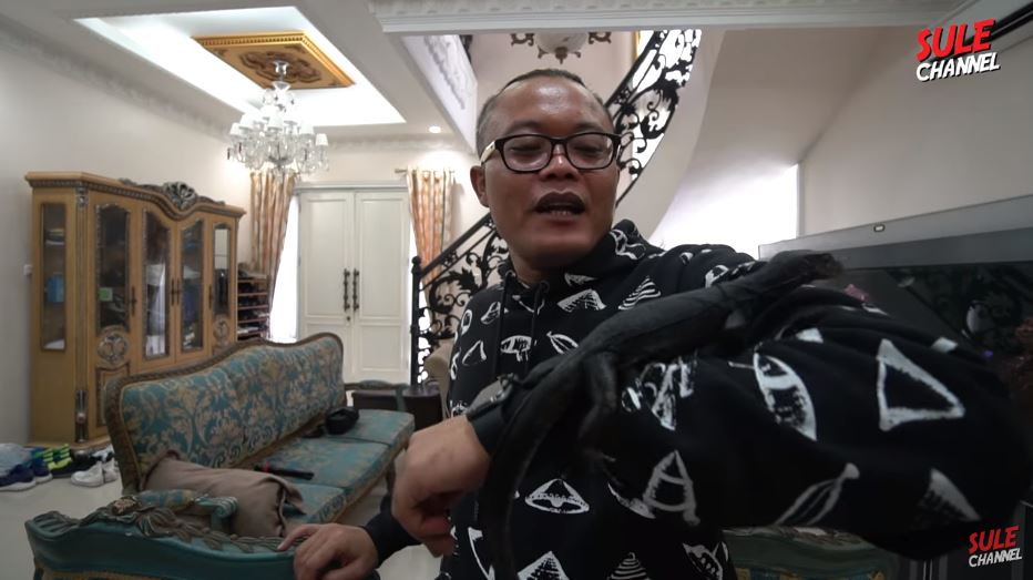 10 Foto penampakan rumah Lucky Hakim, ruang tamunya jadi sorotan