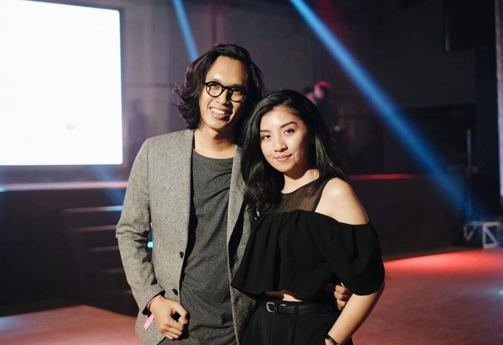 Resmi tunangan, 10 potret mesra putri sulung Feni Rose dan pacar
