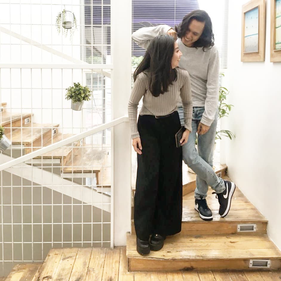 Resmi tunangan, 10 potret mesra putri sulung Feni Rose dan pacar