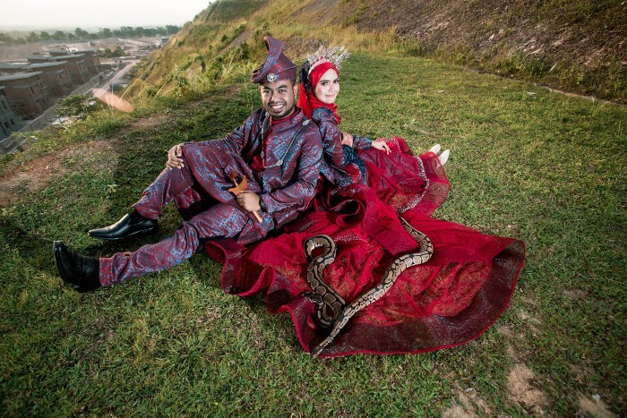 Pengantin ini ganti buket bunga dengan ular, berikut 10 potretnya