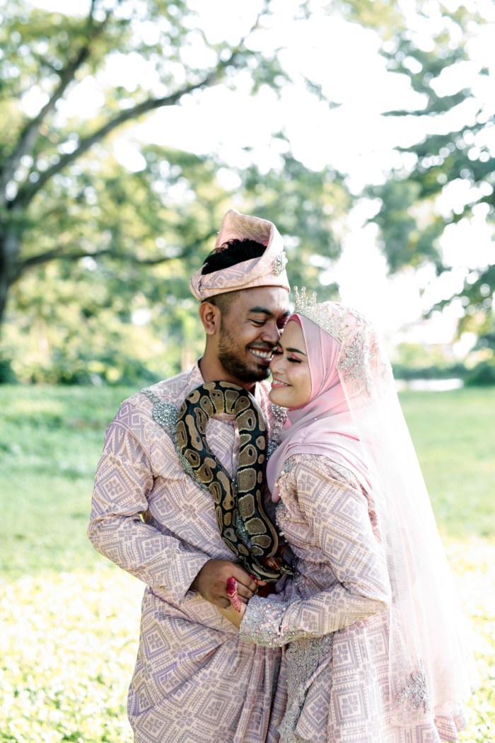 Pengantin ini ganti buket bunga dengan ular, berikut 10 potretnya