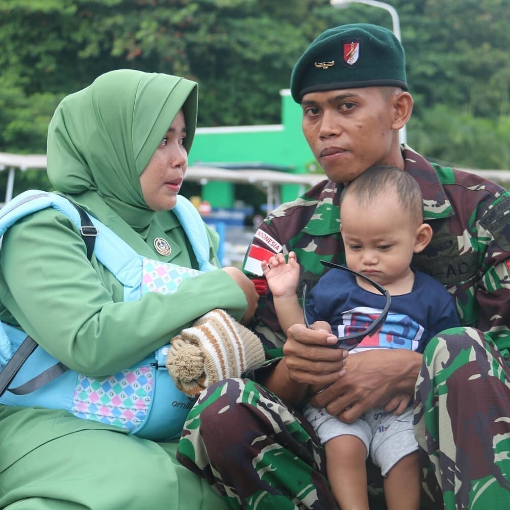 8 Potret haru prajurit TNI tinggalkan keluarga demi tugas negara