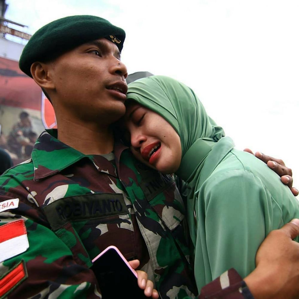 8 Potret haru prajurit TNI tinggalkan keluarga demi tugas negara