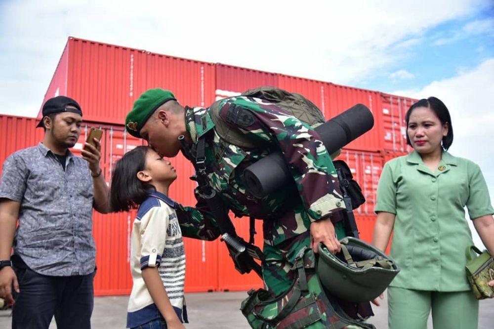 8 Potret haru prajurit TNI tinggalkan keluarga demi tugas negara