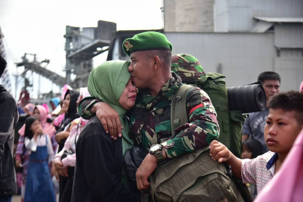 8 Potret haru prajurit TNI tinggalkan keluarga demi tugas negara