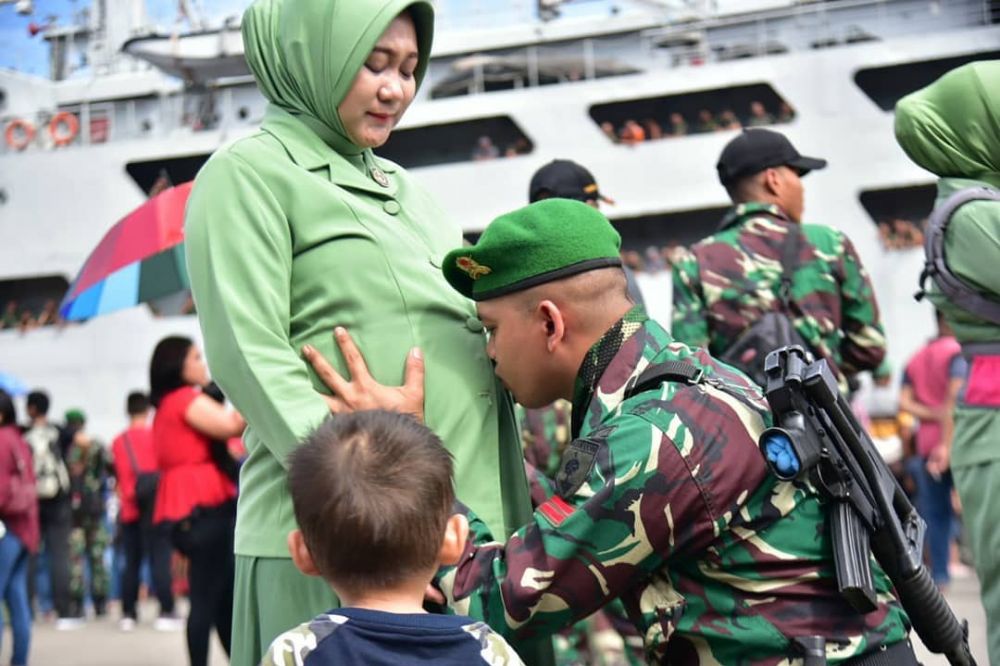 8 Potret haru prajurit TNI tinggalkan keluarga demi tugas negara