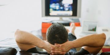 Penelitian: Nonton TV lebih berisiko dibanding duduk di kantor