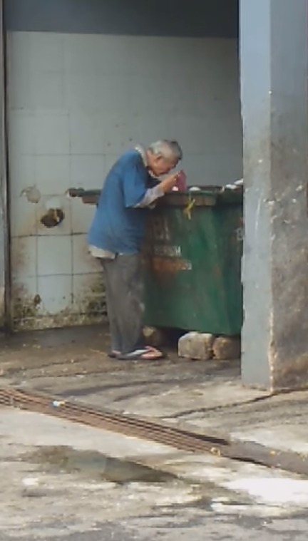 Video pria tua mengais makanan dari tempat sampah ini bikin iba