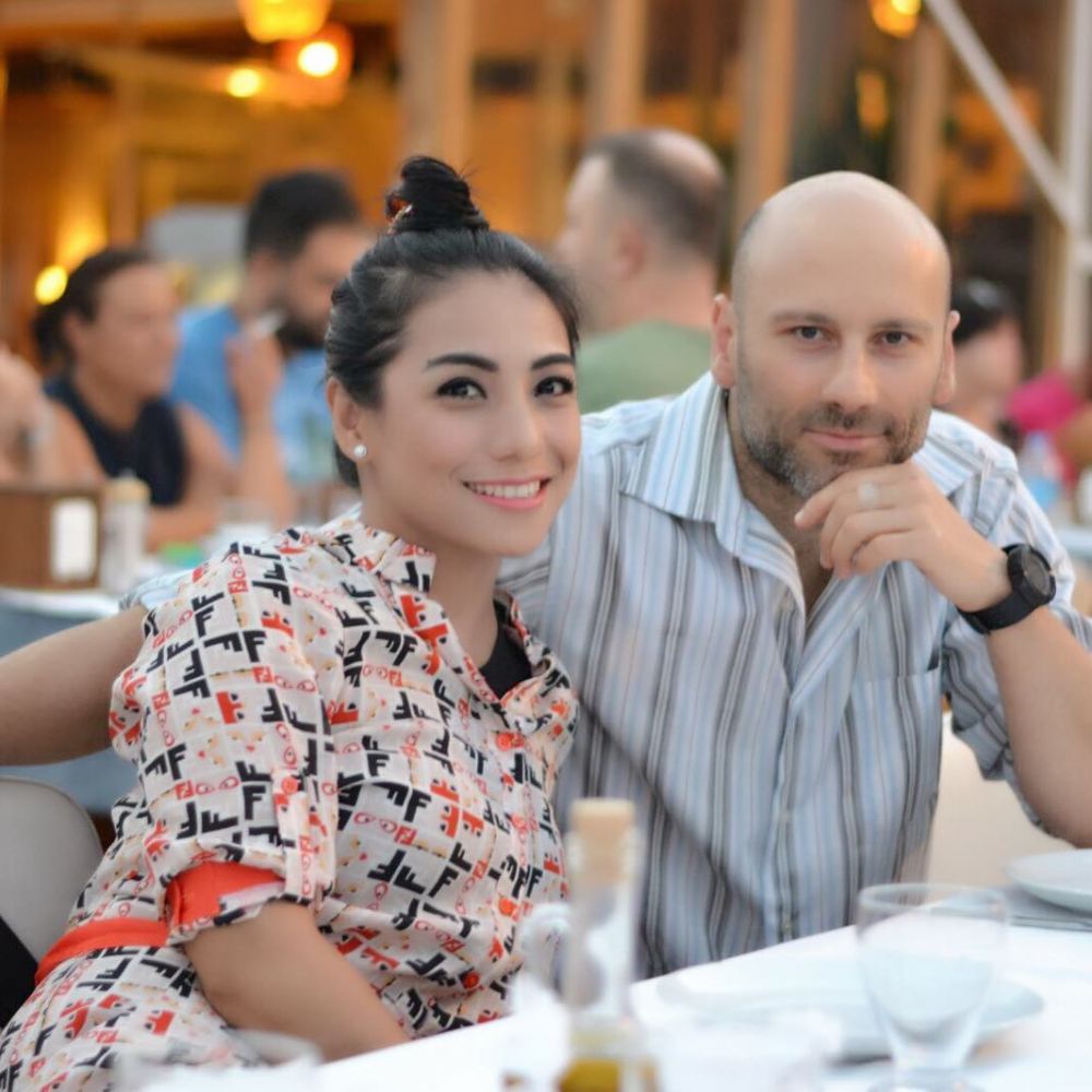 Lama tak muncul, ini 10 potret mesra Siti KDI & suami bulenya