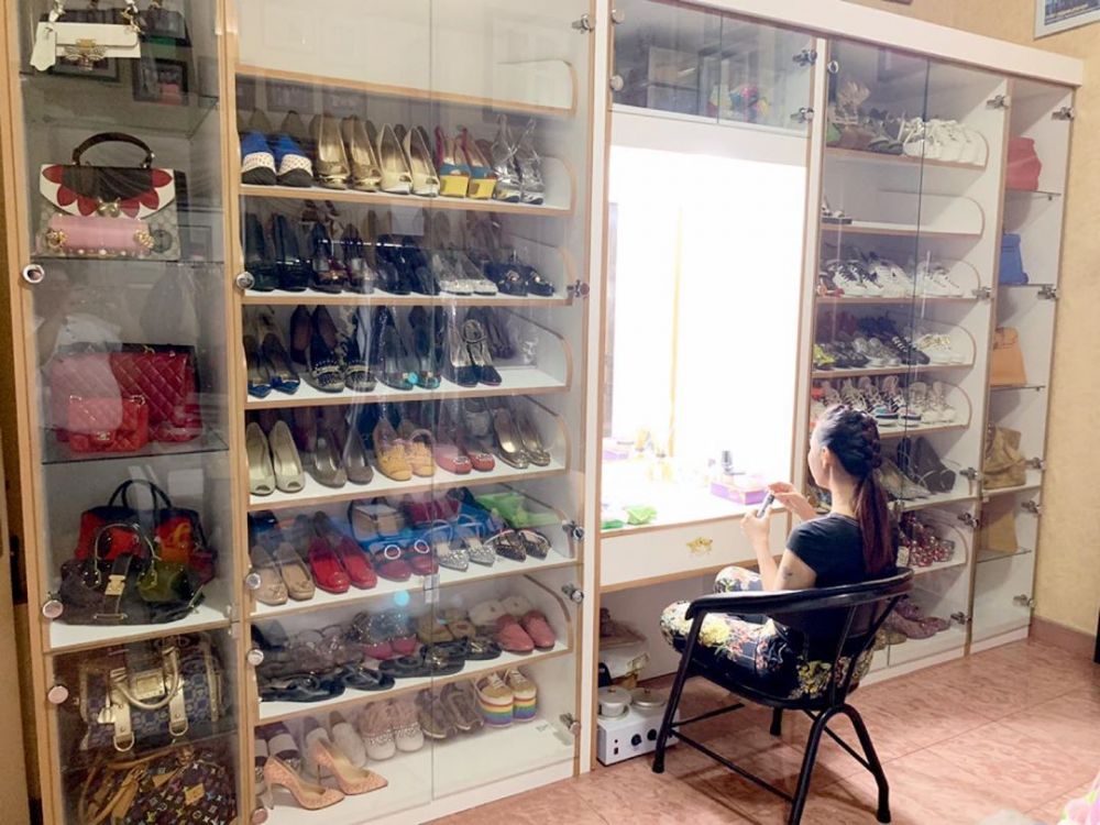 Unggah foto sedang dandan, koleksi sepatu Inul bikin melongo