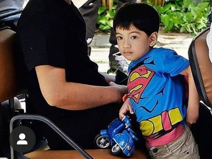 9 Aksi Jan Ethes yang bikin gagal fokus dengan barang dibawanya, gemas