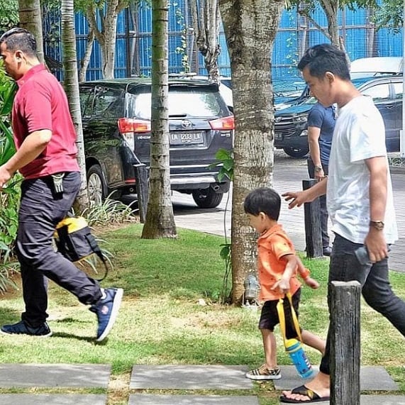 9 Aksi Jan Ethes yang bikin gagal fokus dengan barang dibawanya, gemas
