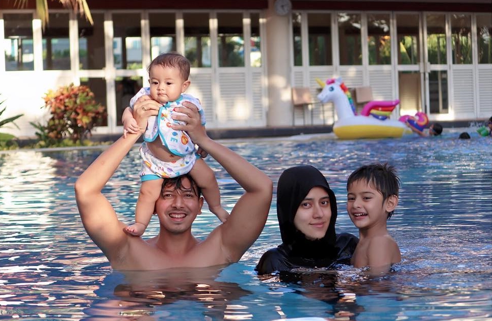 9 Potret Fairuz A Rafiq tanpa makeup ini tetap memesona