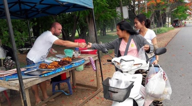 Viral bule nikahi penjual ayam bakar, begini faktanya