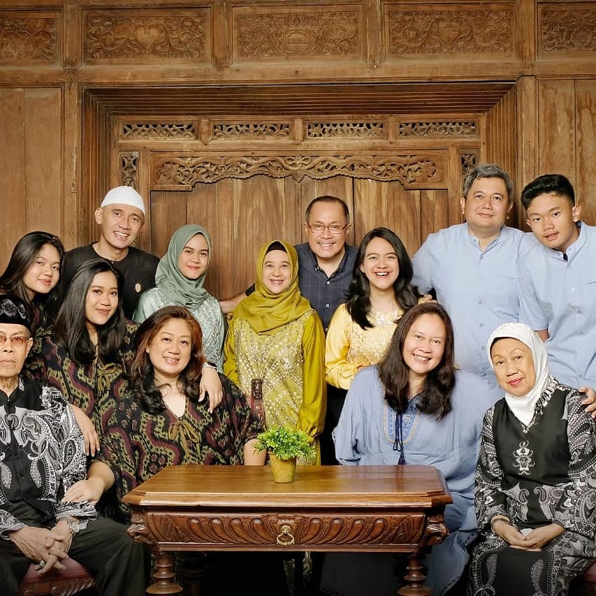 3 Potret hangat keluarga Agung Hercules usai divonis kanker otak