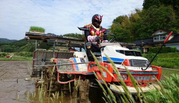 10 Aksi nyeleneh petani saat bercocok tanam ini bikin cekikikan