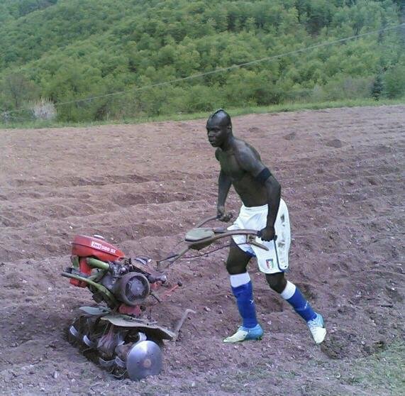 10 Aksi nyeleneh petani saat bercocok tanam ini bikin cekikikan