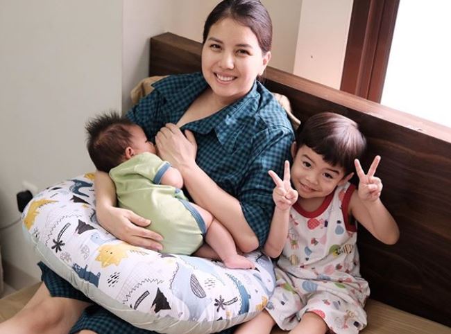 Produksi air susu ibu melimpah, 5 seleb ini memilih donorkan ASI