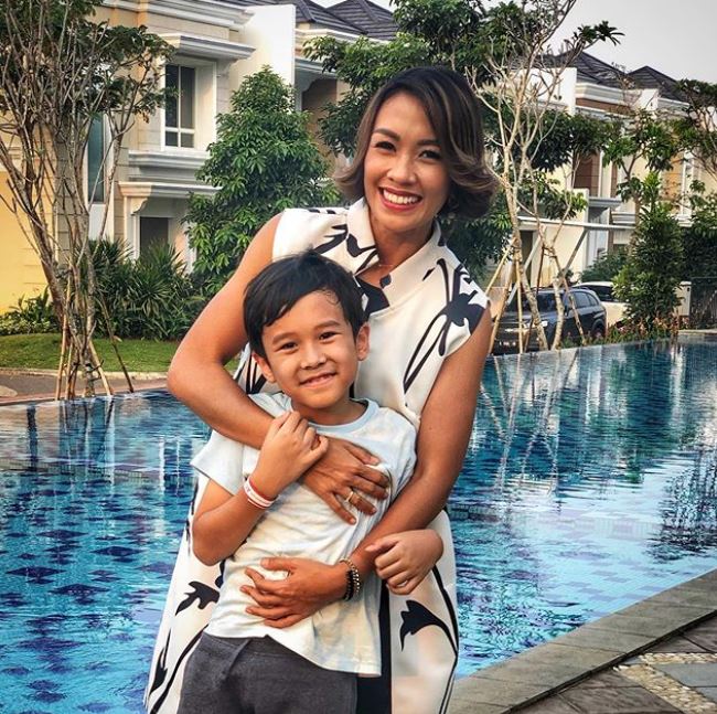 Produksi air susu ibu melimpah, 5 seleb ini memilih donorkan ASI