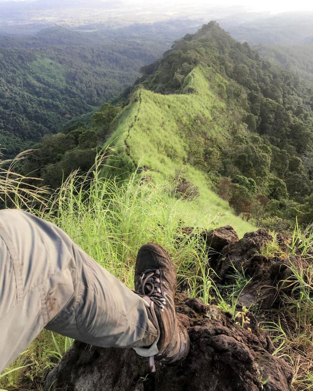 7 Potret eksotisme 'Punggung Naga' Gunung Piramid, terjal & menantang