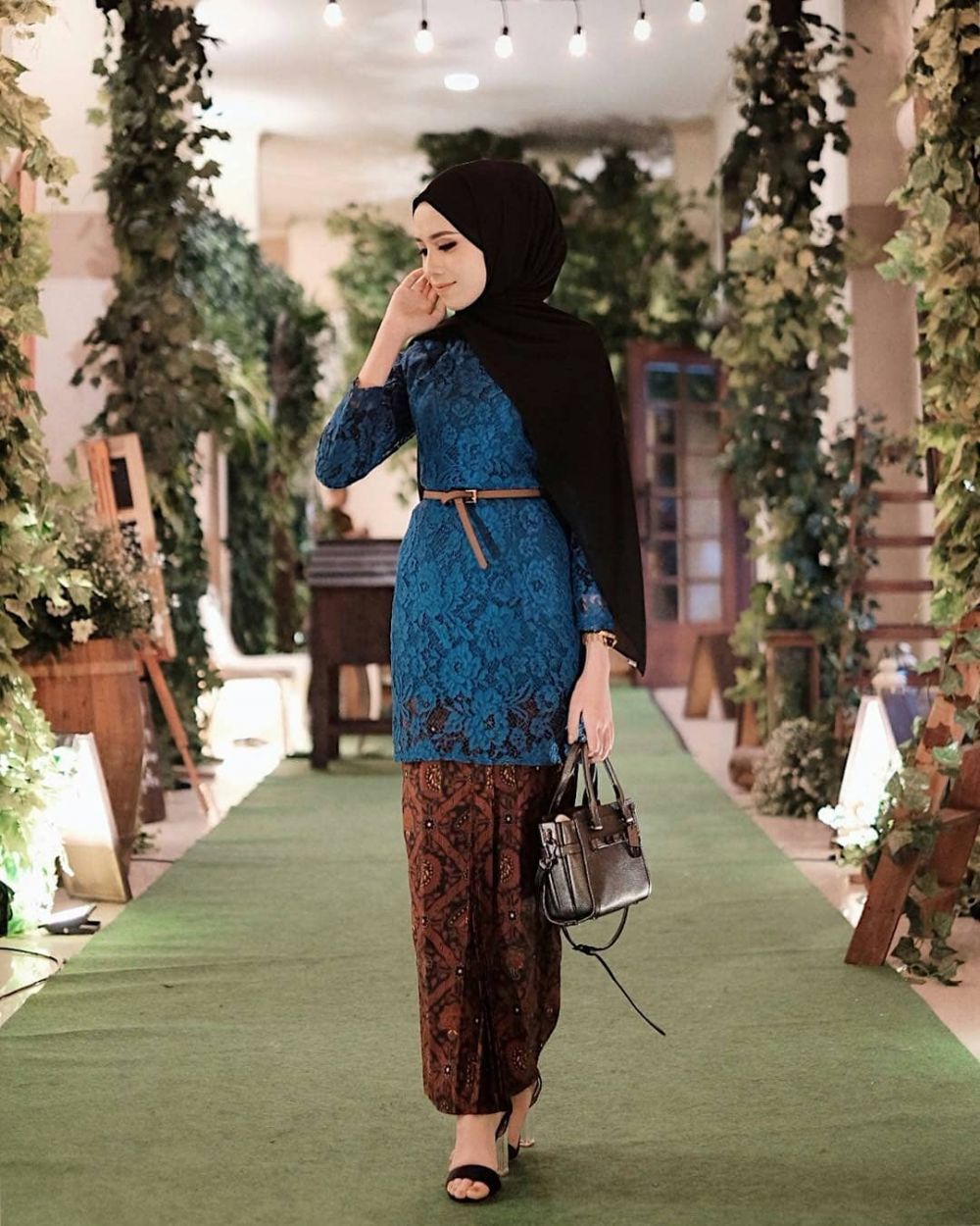 Model Kebaya Biru Dongker Hijab