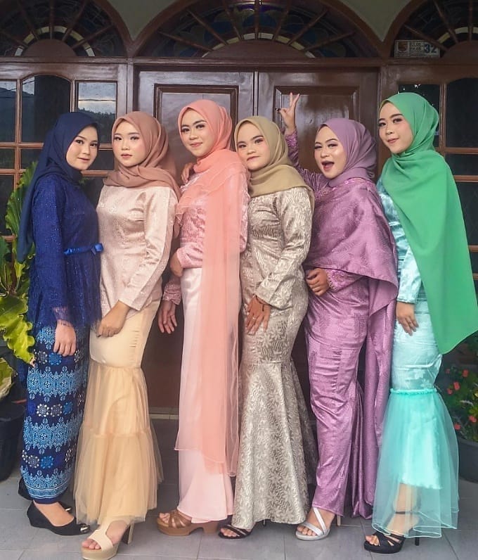 15 Inspirasi padu padan kebaya dengan hijab, elegan dan kekinian