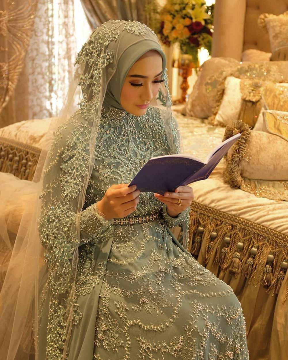 15 Inspirasi padu padan kebaya dengan hijab, elegan dan kekinian