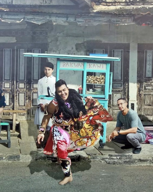 8 Foto editan lucu musisi di Prambanan Jazz 2019, Yanni pakai sarung