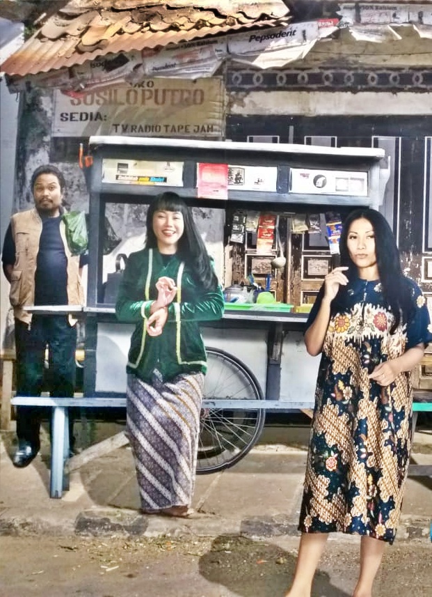 8 Foto editan lucu musisi di Prambanan Jazz 2019, Yanni pakai sarung