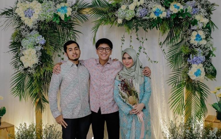 10 Momen haru Iqbaal Ramadhan dampingi kakaknya menikah