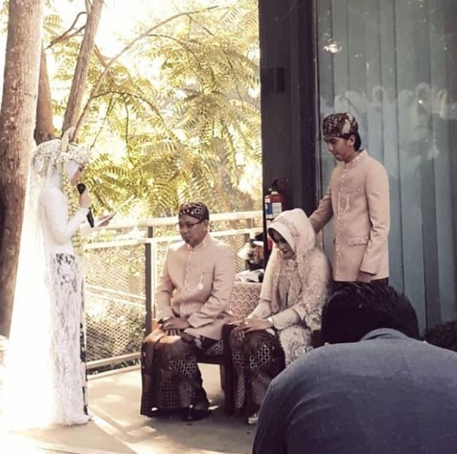 10 Momen haru Iqbaal Ramadhan dampingi kakaknya menikah