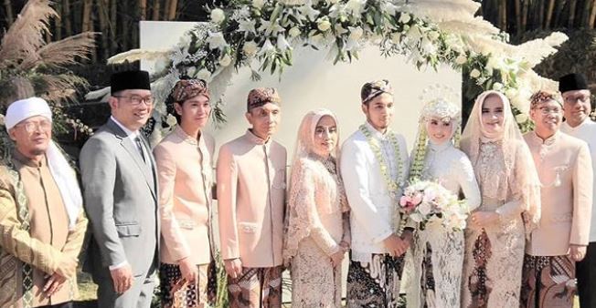 10 Momen haru Iqbaal Ramadhan dampingi kakaknya menikah