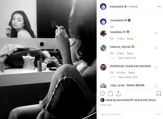 Unggahan Manohara berpose dengan rokok ini menuai pro dan kontra