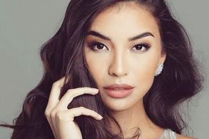 Unggahan Manohara berpose dengan rokok ini menuai pro dan kontra